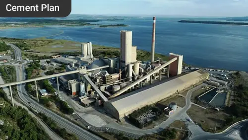 Luftaufnahme eines großen Zementwerks an der Küste.