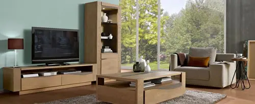 Salón moderno con muebles de madera y televisor.