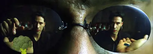 Spiegelung eines Mannes mit Sonnenbrille und Tabletten.