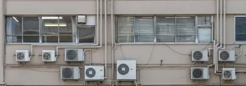 Außeneinheiten von Klimaanlagen an einer Gebäudewand.