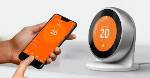 Intelligenter Thermostat, gesteuert per Smartphone-App.