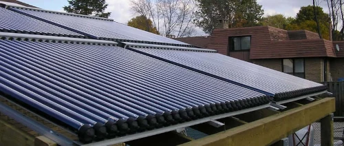 Paneles solares térmicos en el tejado de una vivienda