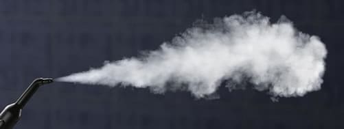 Ein Dampfstrahl aus einem Dampfreiniger