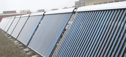 Paneles solares en un tejado industrial
