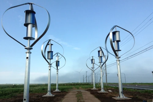 Éoliennes verticales modernes dans une prairie dégagée.