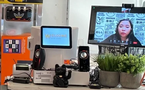 Réception avec visioconférence et décorations technologiques