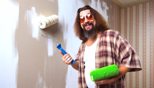 Homme souriant peignant un mur intérieur au rouleau.
